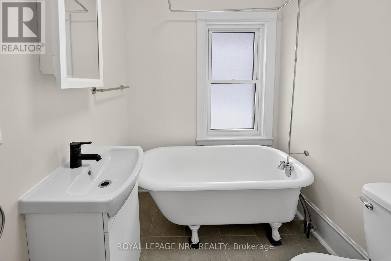 












211 LINCOLN STREET

,
Welland (Lincoln/Crowland),




Ontario
L3B4M8

