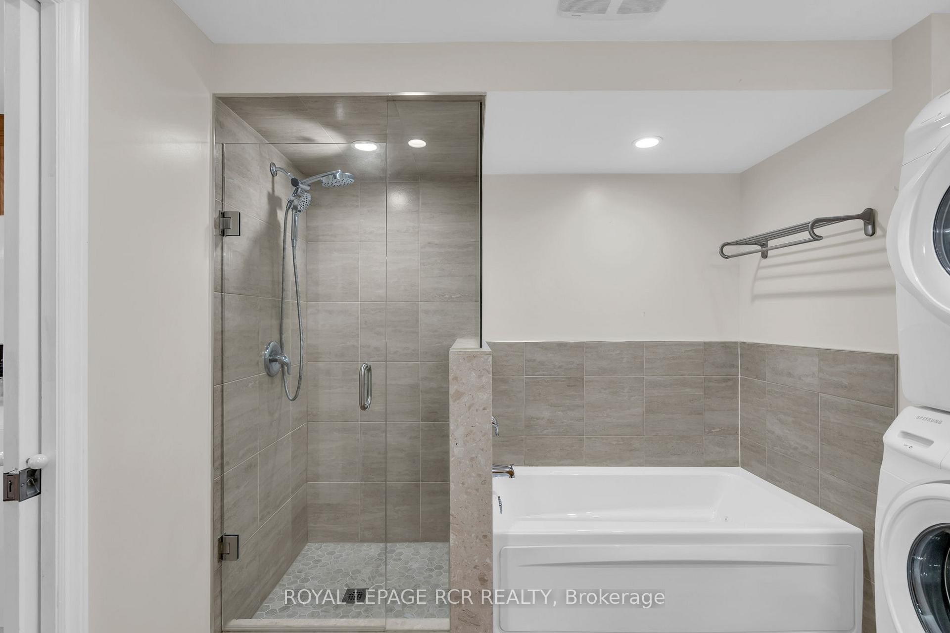 









11


Golfview

Boulevard,
Bradford West Gwillimbury,




ON
L3Z 3Z1

