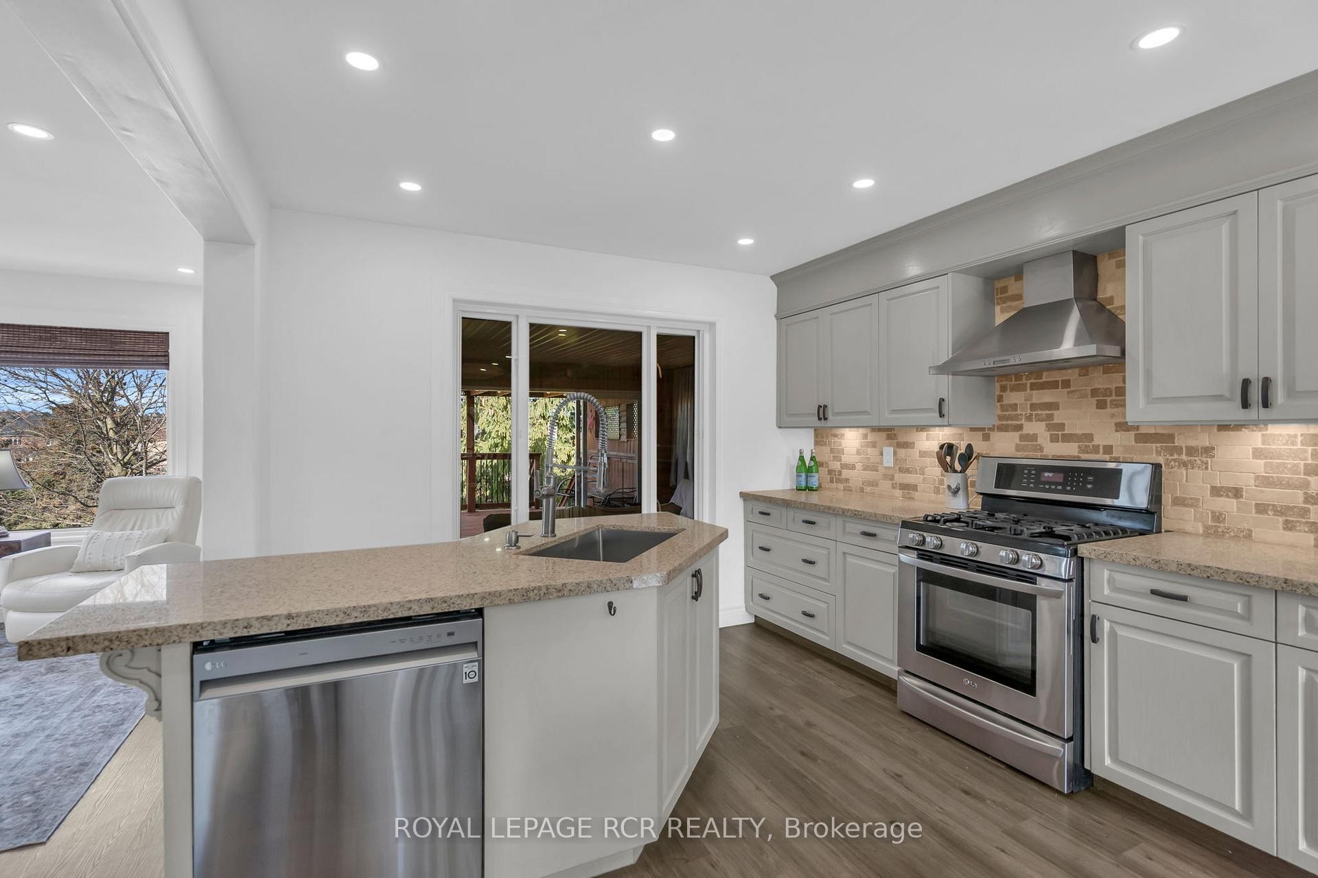 









11


Golfview

Boulevard,
Bradford West Gwillimbury,




ON
L3Z 3Z1

