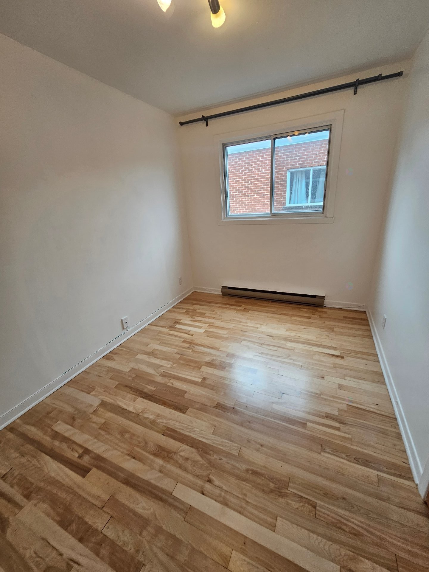









579


15e Avenue

,
Montréal (LaSalle),




QC
H8P2S1

