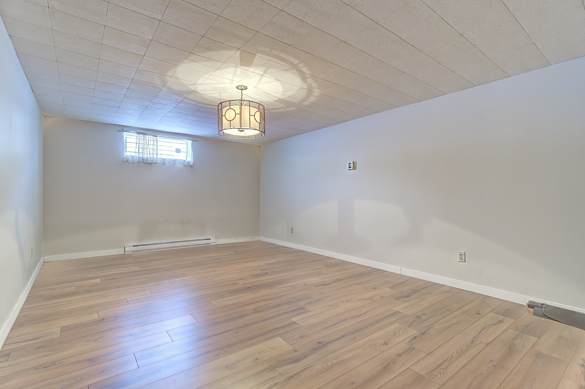 









1825


Rue Nancy

,
Brossard,




QC
J4Y2M4

