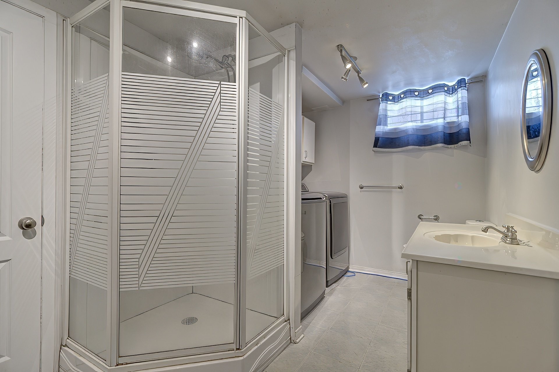 









1825


Rue Nancy

,
Brossard,




QC
J4Y2M4

