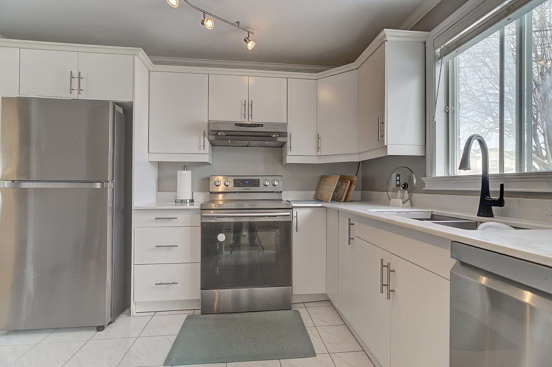 









1825


Rue Nancy

,
Brossard,




QC
J4Y2M4

