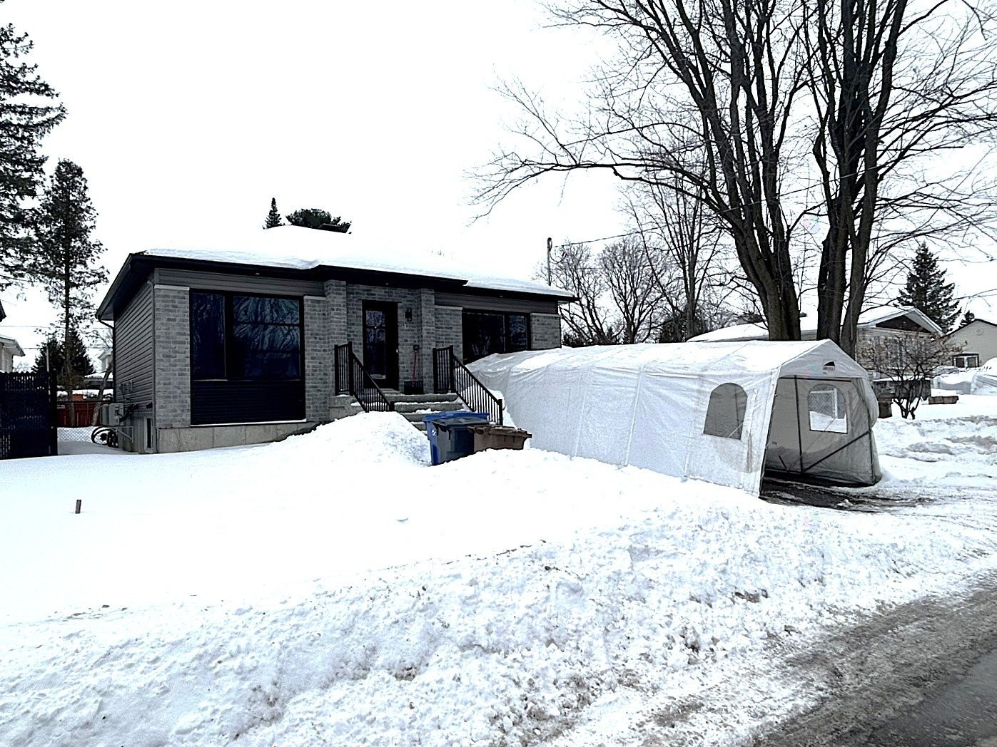 









58

 - 58A


11e Avenue

,
Sainte-Marthe-sur-le-Lac,




QC
J0N1P0

