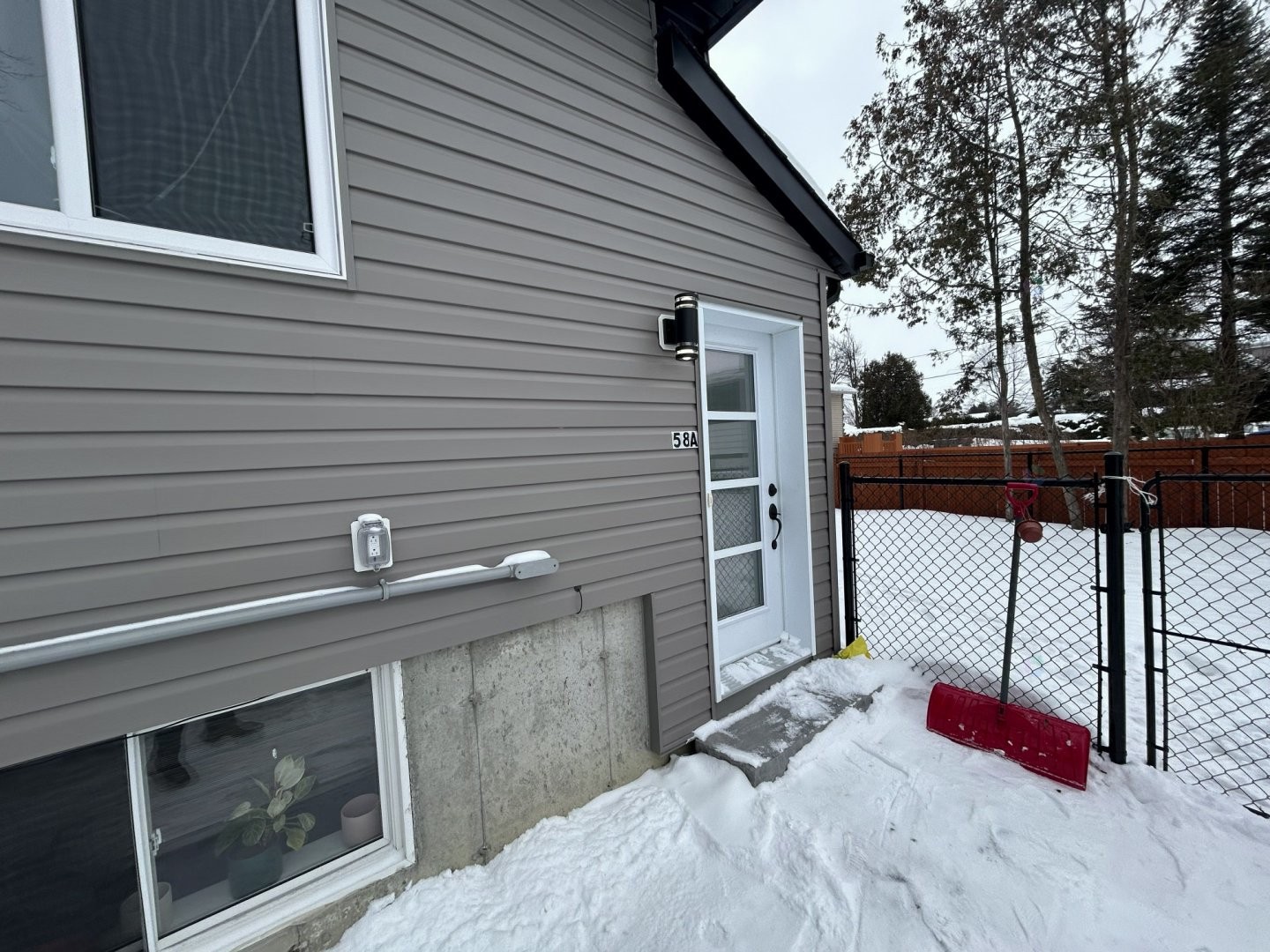 









58

 - 58A


11e Avenue

,
Sainte-Marthe-sur-le-Lac,




QC
J0N1P0

