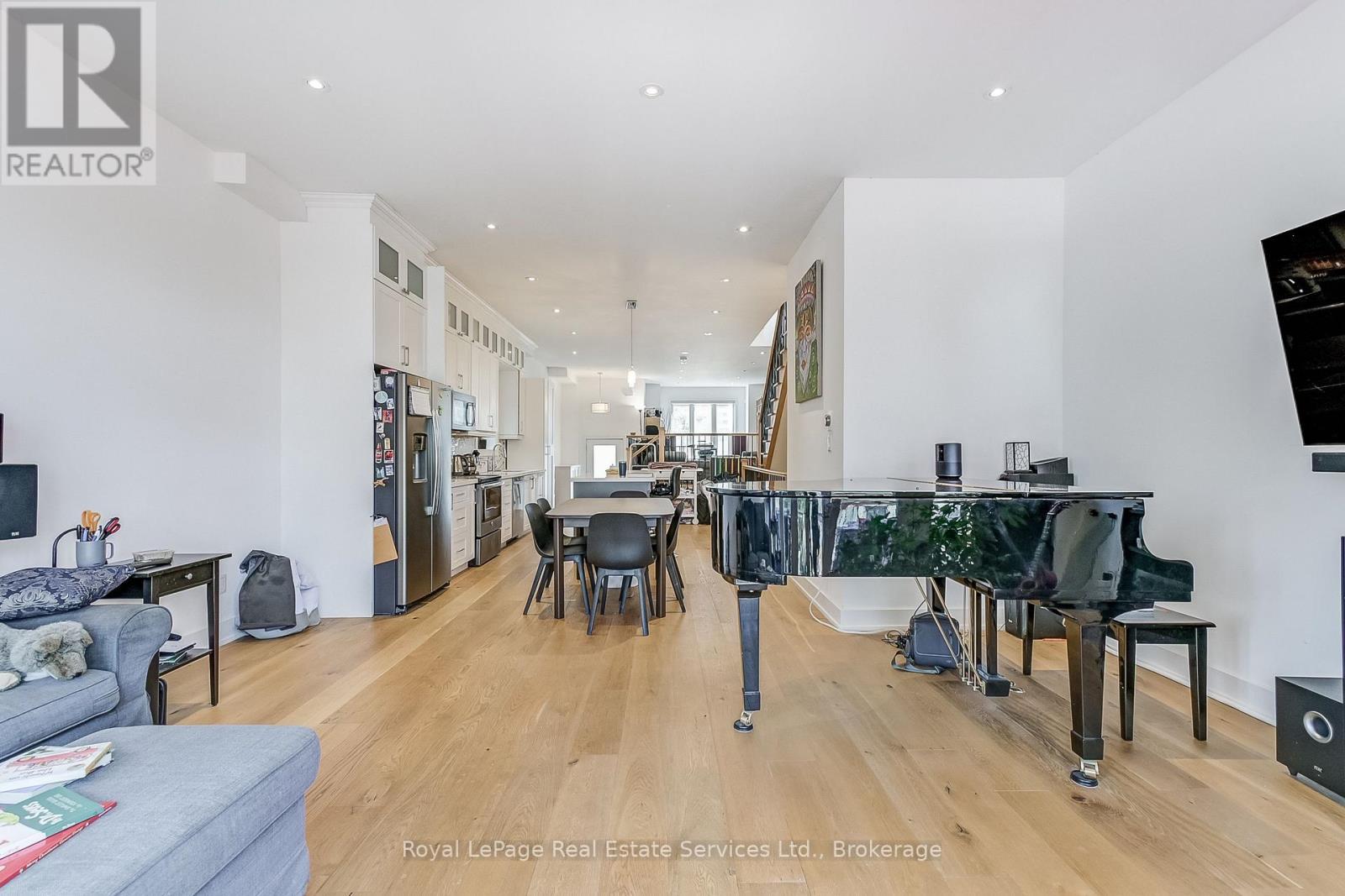 












176 LEYTON AVENUE

,
Toronto (Oakridge),




Ontario
M1L3V6

