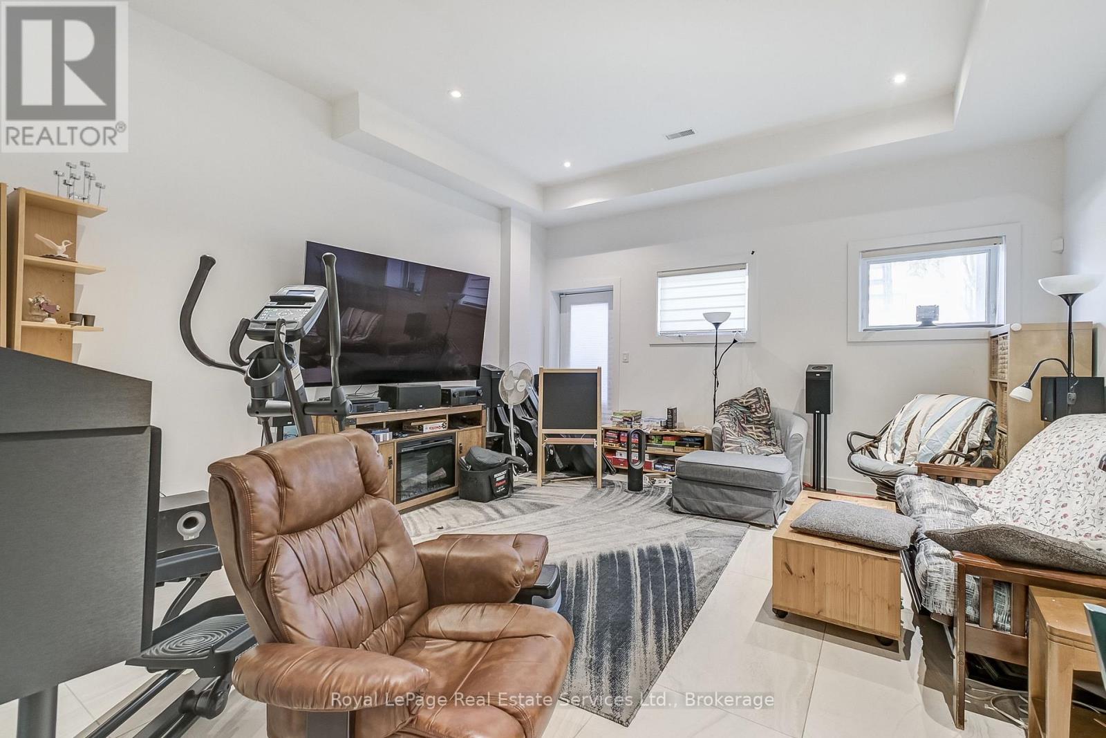 












176 LEYTON AVENUE

,
Toronto (Oakridge),




Ontario
M1L3V6

