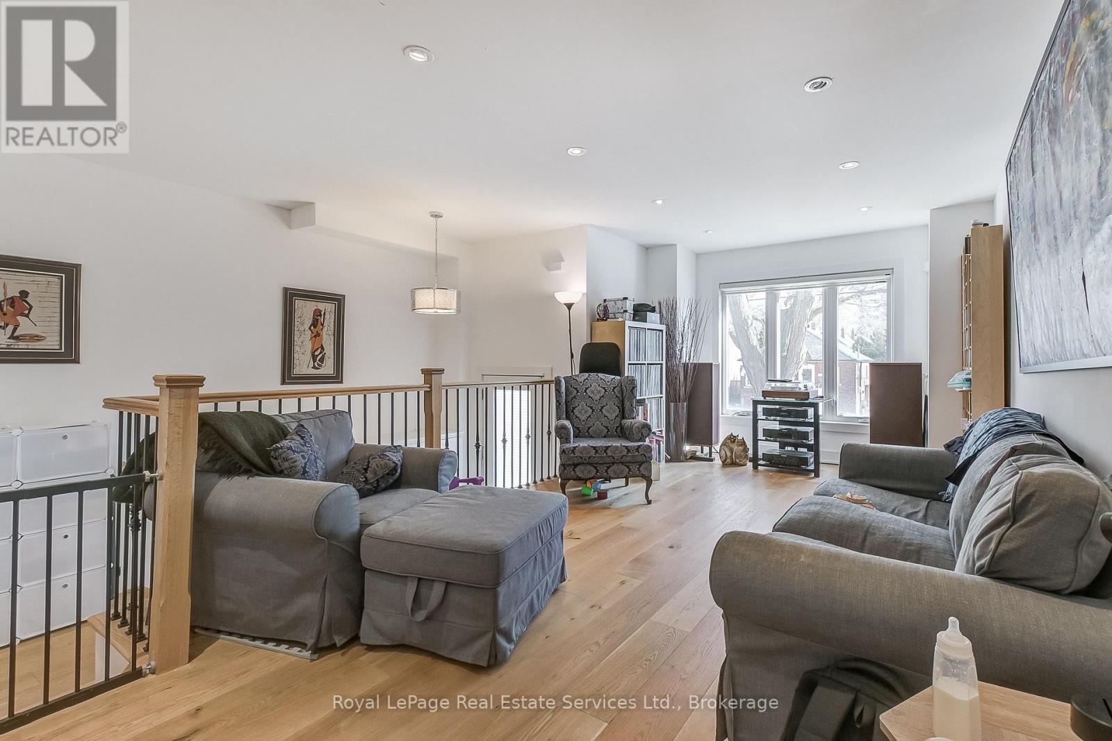












176 LEYTON AVENUE

,
Toronto (Oakridge),




Ontario
M1L3V6

