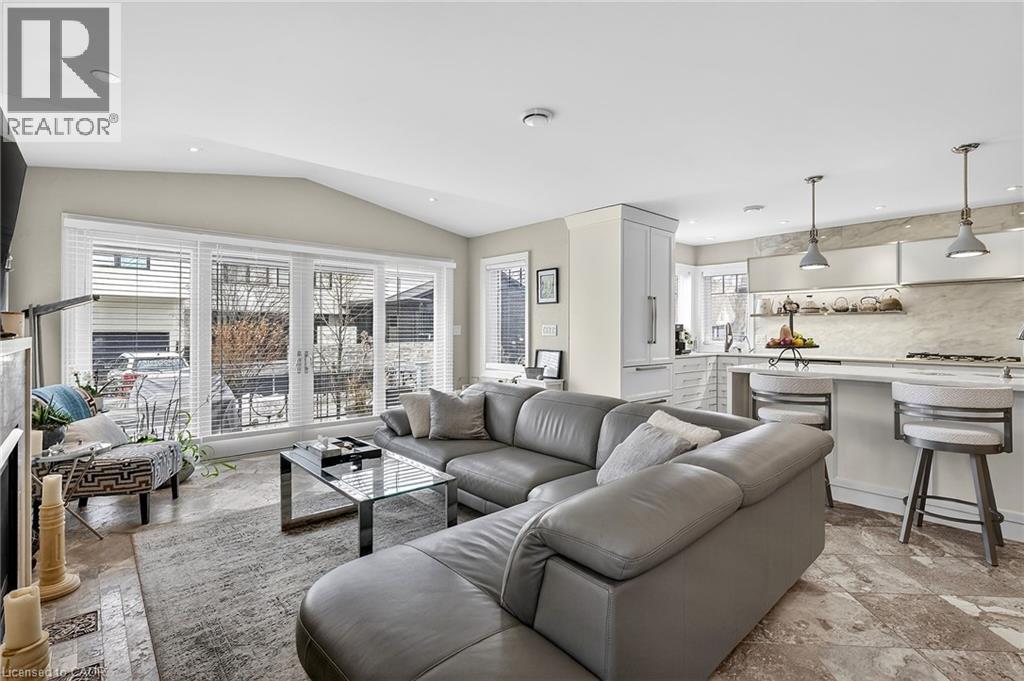 












11 PEEL Street

,
St. Catharines,




Ontario
L2N5A2

