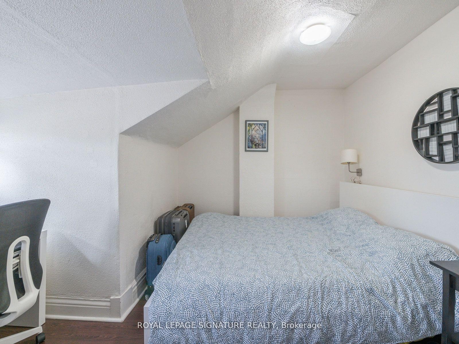 









725


Dovercourt

Road,
Toronto,




ON
M6H 2W7

