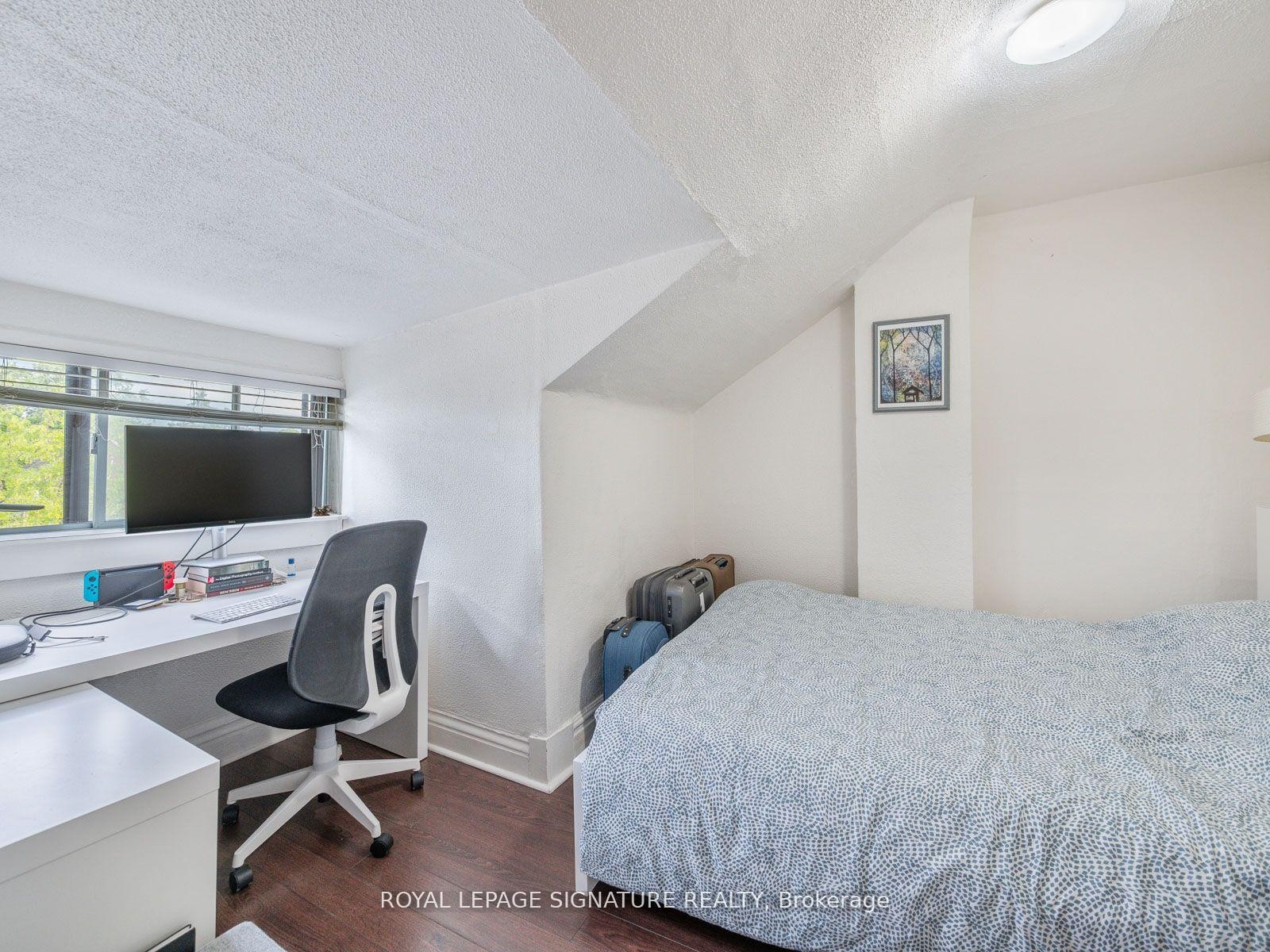 









725


Dovercourt

Road,
Toronto,




ON
M6H 2W7

