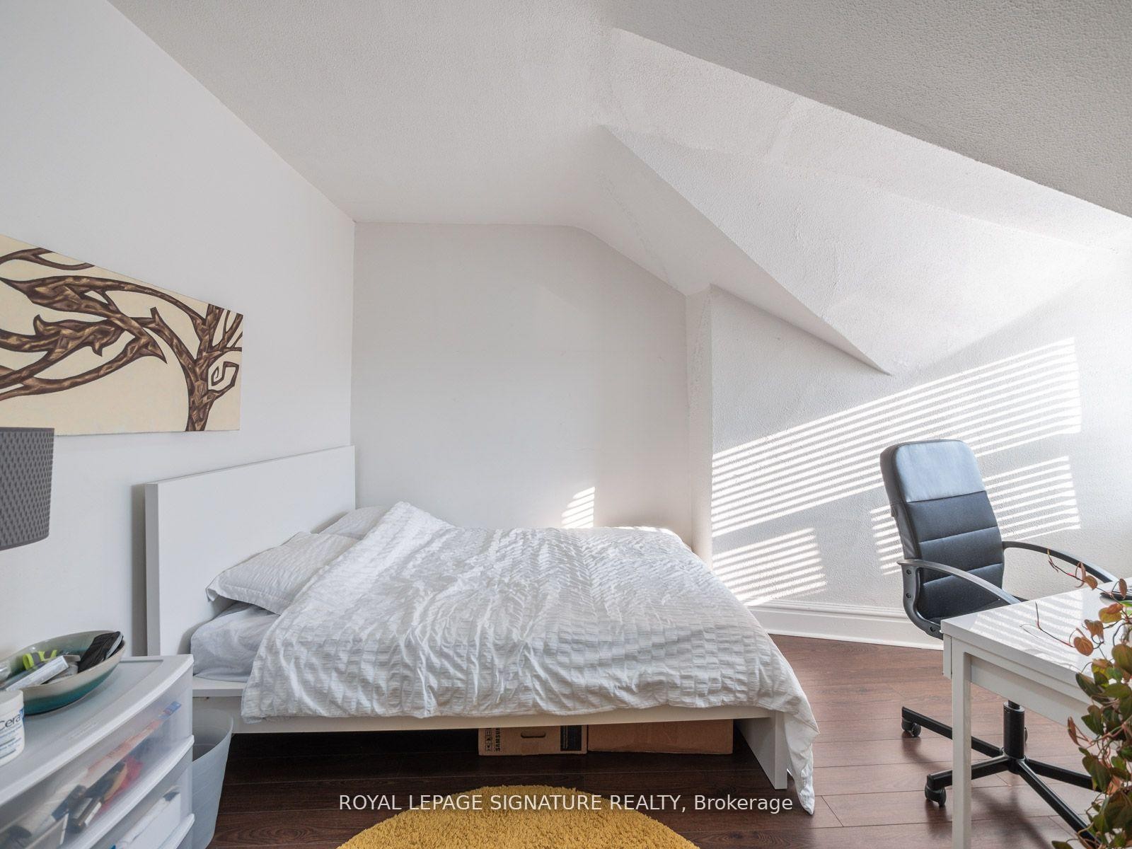 









725


Dovercourt

Road,
Toronto,




ON
M6H 2W7

