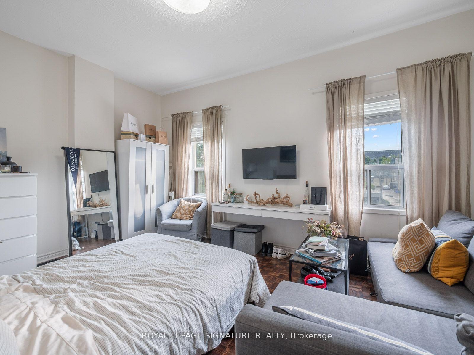 









725


Dovercourt

Road,
Toronto,




ON
M6H 2W7

