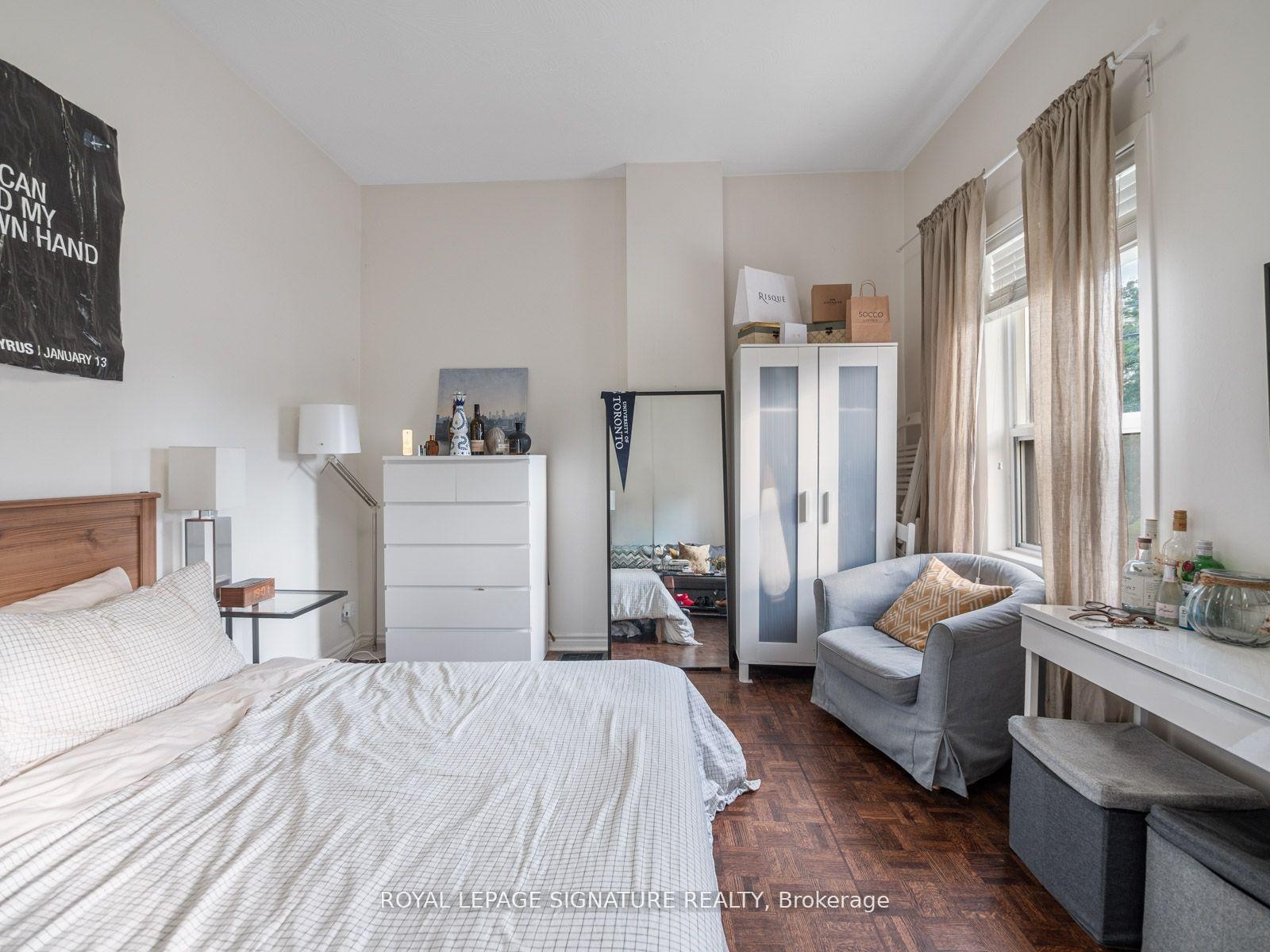 









725


Dovercourt

Road,
Toronto,




ON
M6H 2W7

