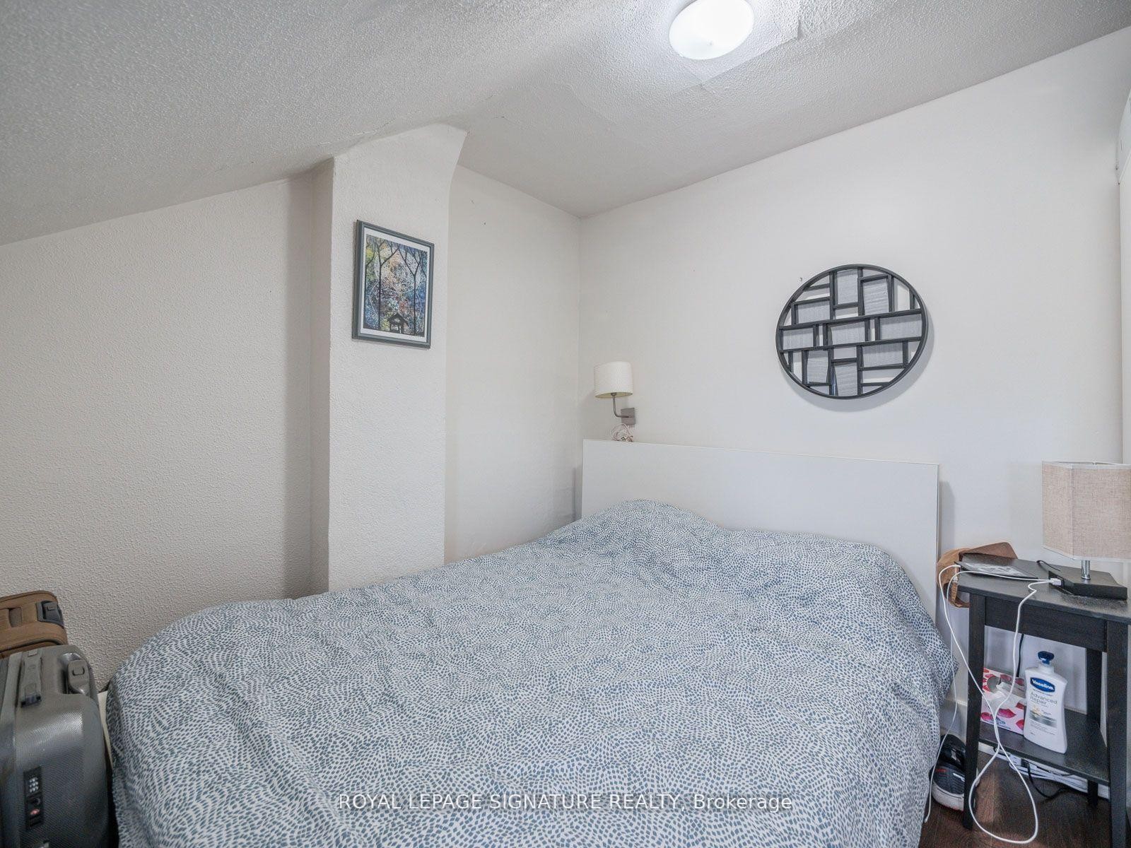 









725


Dovercourt

Road,
Toronto,




ON
M6H 2W7

