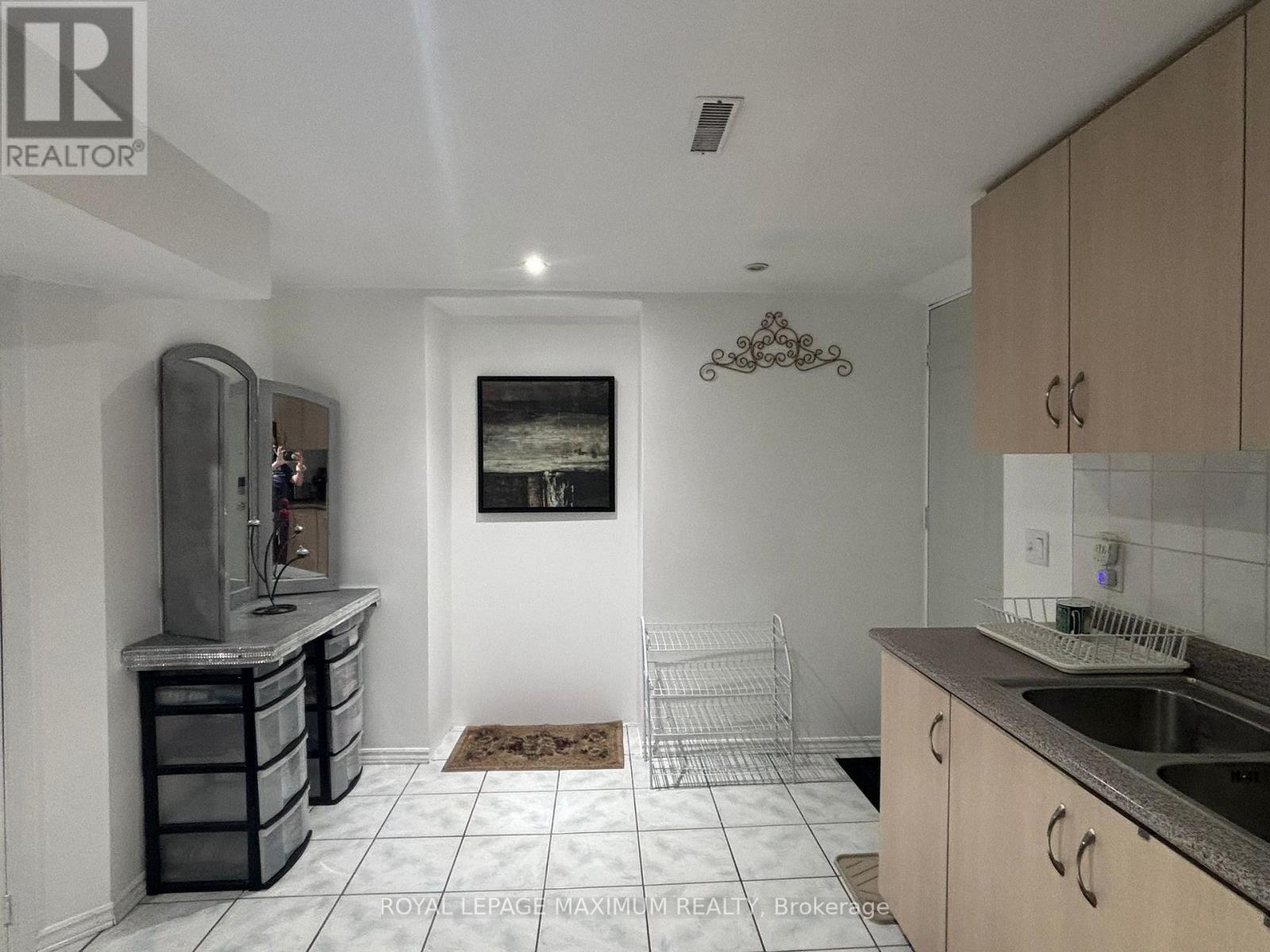 












BEDROOM IN BASEMENT - 90 VIA ROMANO WAY

,
Brampton,




Ontario
L6P1P3

