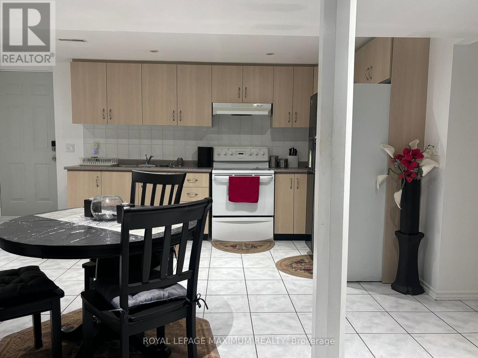 












BEDROOM IN BASEMENT - 90 VIA ROMANO WAY

,
Brampton,




Ontario
L6P1P3

