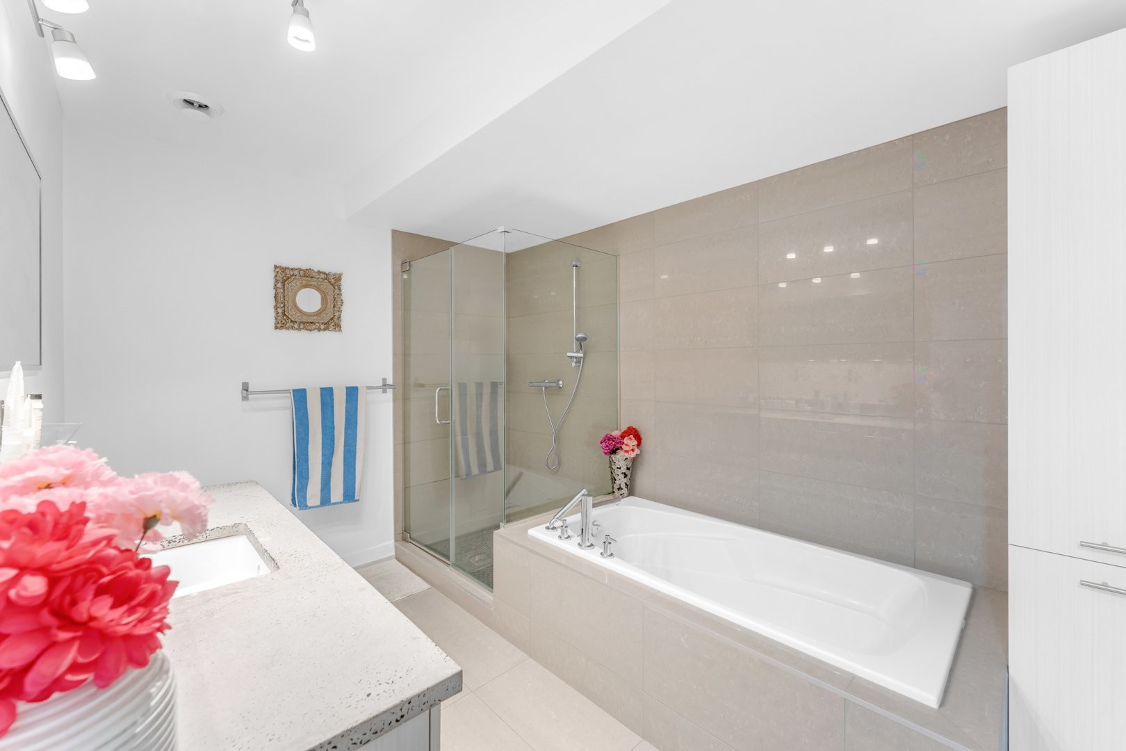 









1030


Rue St-Laurent O.

, 102,
Longueuil (Le Vieux-Longueuil),




QC
J4K1C8

