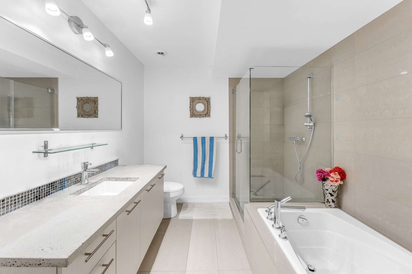 









1030


Rue St-Laurent O.

, 102,
Longueuil (Le Vieux-Longueuil),




QC
J4K1C8

