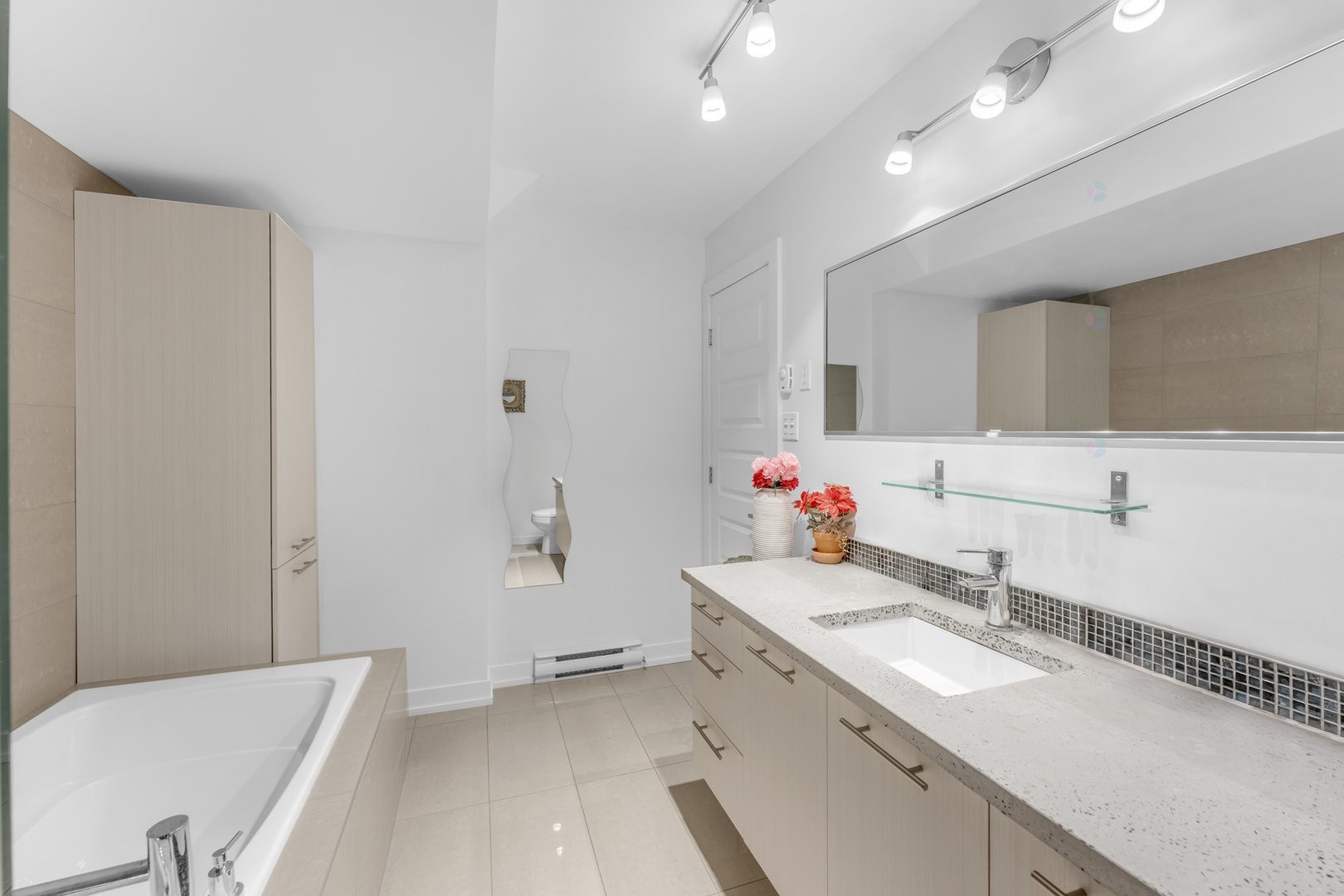 









1030


Rue St-Laurent O.

, 102,
Longueuil (Le Vieux-Longueuil),




QC
J4K1C8

