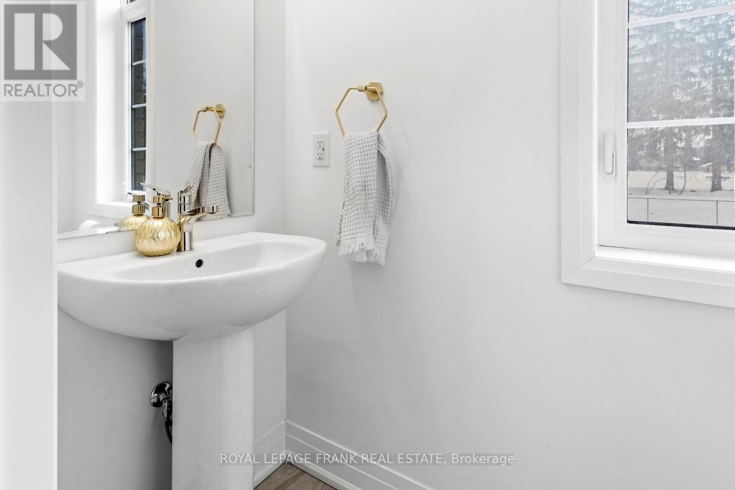 












58 SELFRIDGE WAY

,
Whitby (Downtown Whitby),




Ontario
L1N0N9

