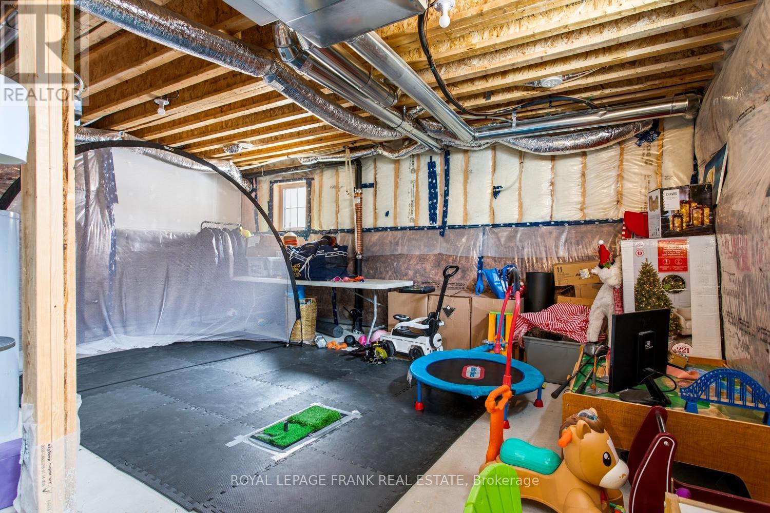 












58 SELFRIDGE WAY

,
Whitby (Downtown Whitby),




Ontario
L1N0N9

