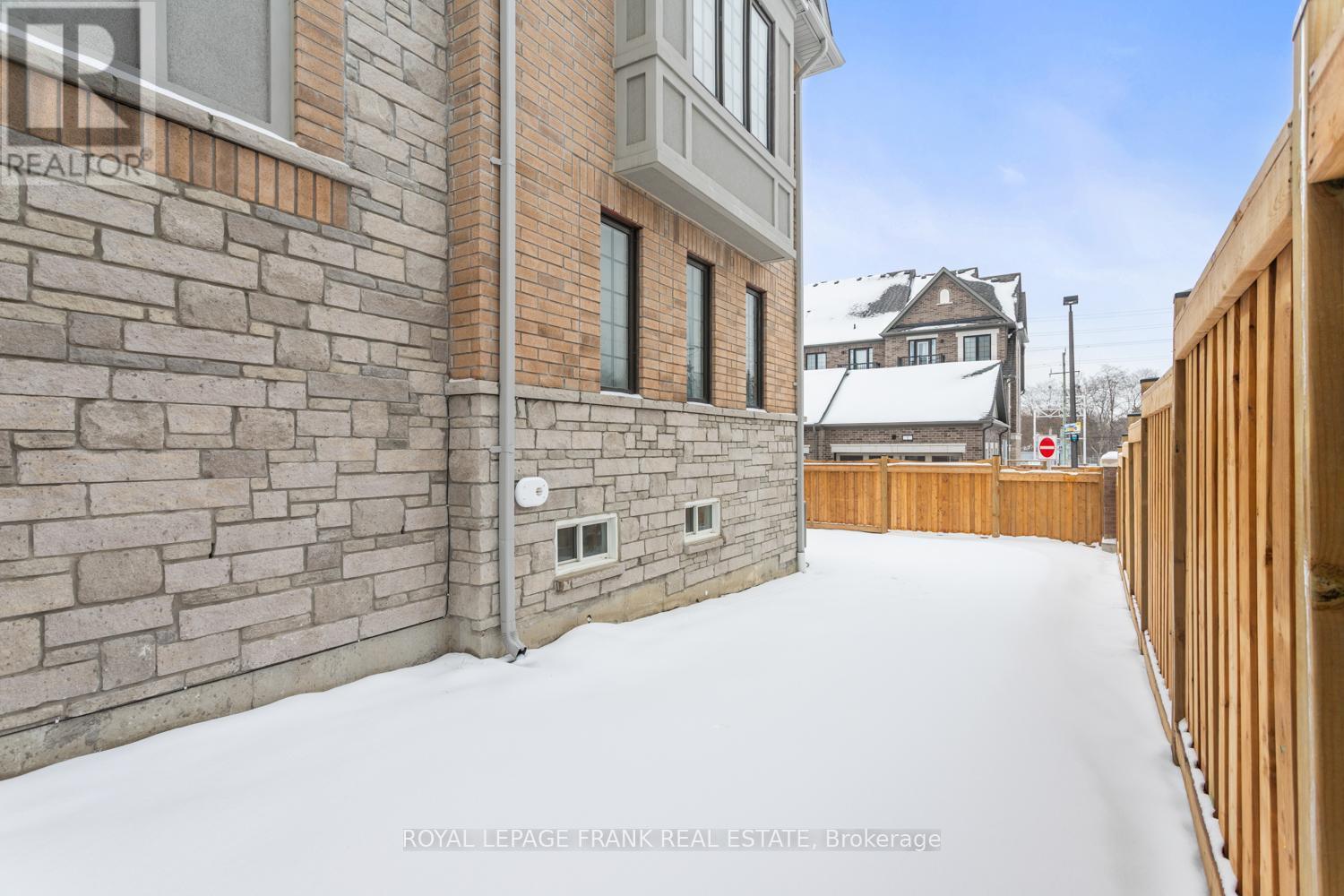 












58 SELFRIDGE WAY

,
Whitby (Downtown Whitby),




Ontario
L1N0N9

