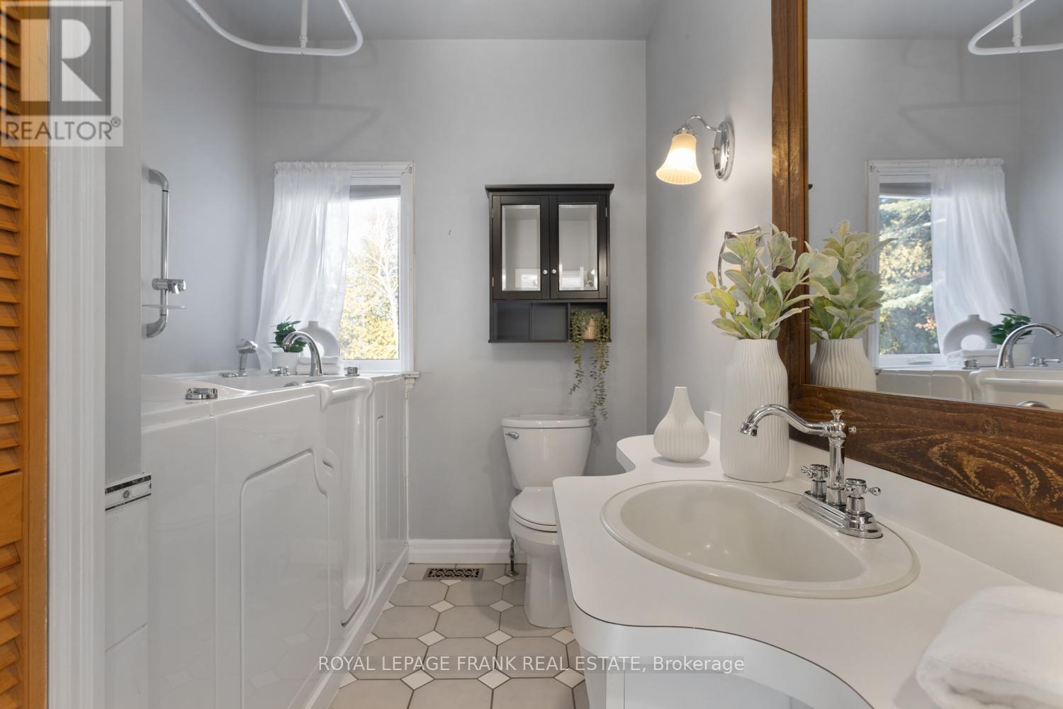 












5 REGENT STREET

,
Georgina (Pefferlaw),




Ontario
L0E1N0

