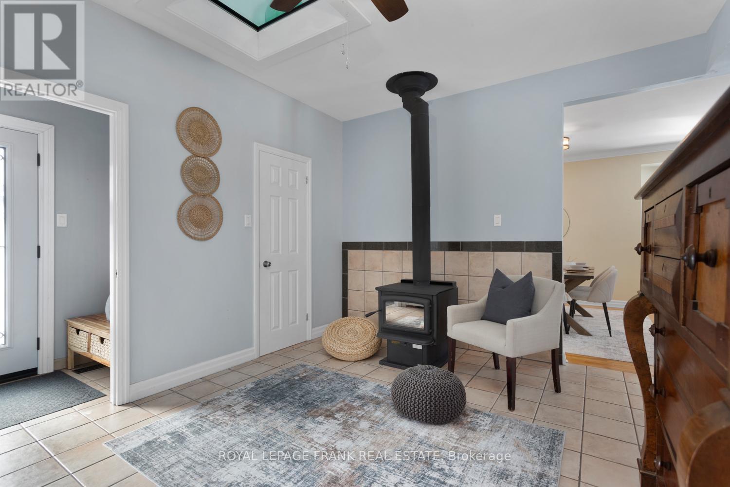 












5 REGENT STREET

,
Georgina (Pefferlaw),




Ontario
L0E1N0

