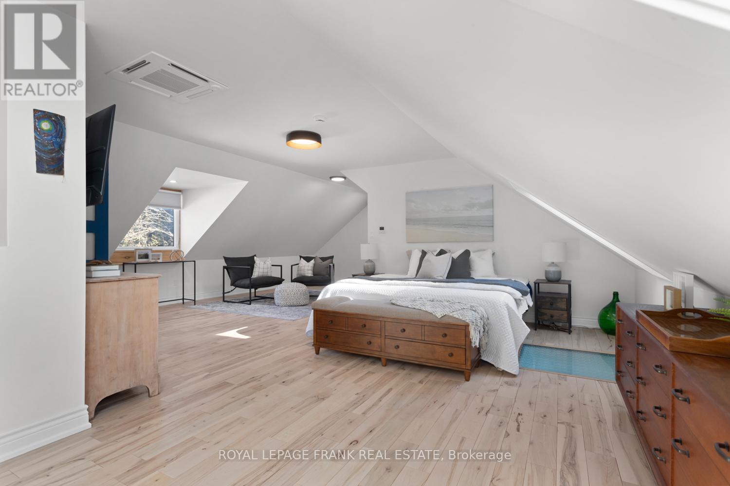 












5 REGENT STREET

,
Georgina (Pefferlaw),




Ontario
L0E1N0

