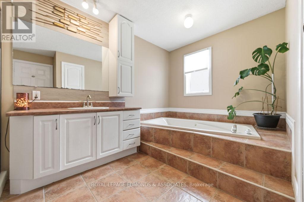 












104 BECKETT VIEW DRIVE

,
Laurentian Valley,




Ontario
K8A6W2

