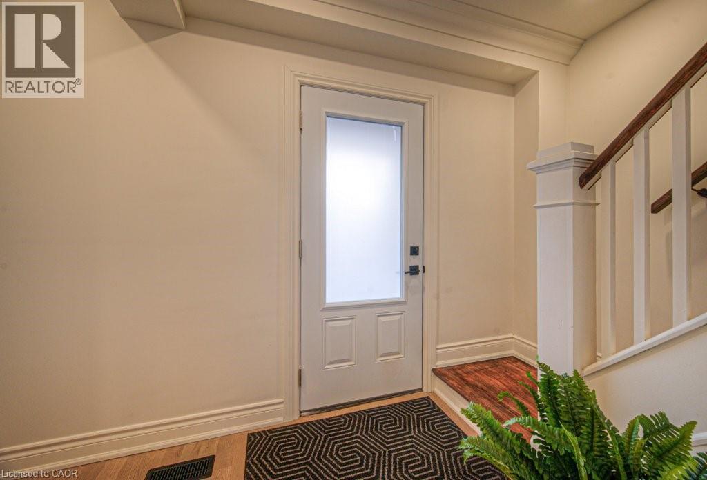 












30 DUNBAR Road S

,
Waterloo,




Ontario
N2L2E3

