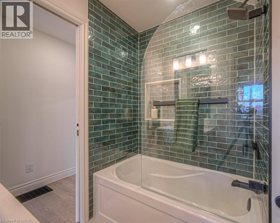 












30 DUNBAR Road S

,
Waterloo,




Ontario
N2L2E3

