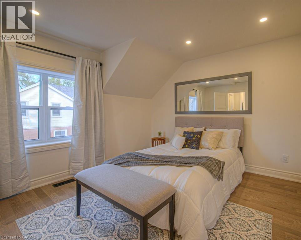 












30 DUNBAR Road S

,
Waterloo,




Ontario
N2L2E3

