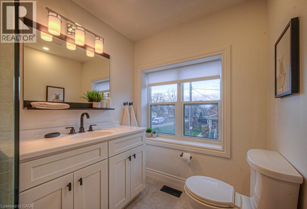 












30 DUNBAR Road S

,
Waterloo,




Ontario
N2L2E3

