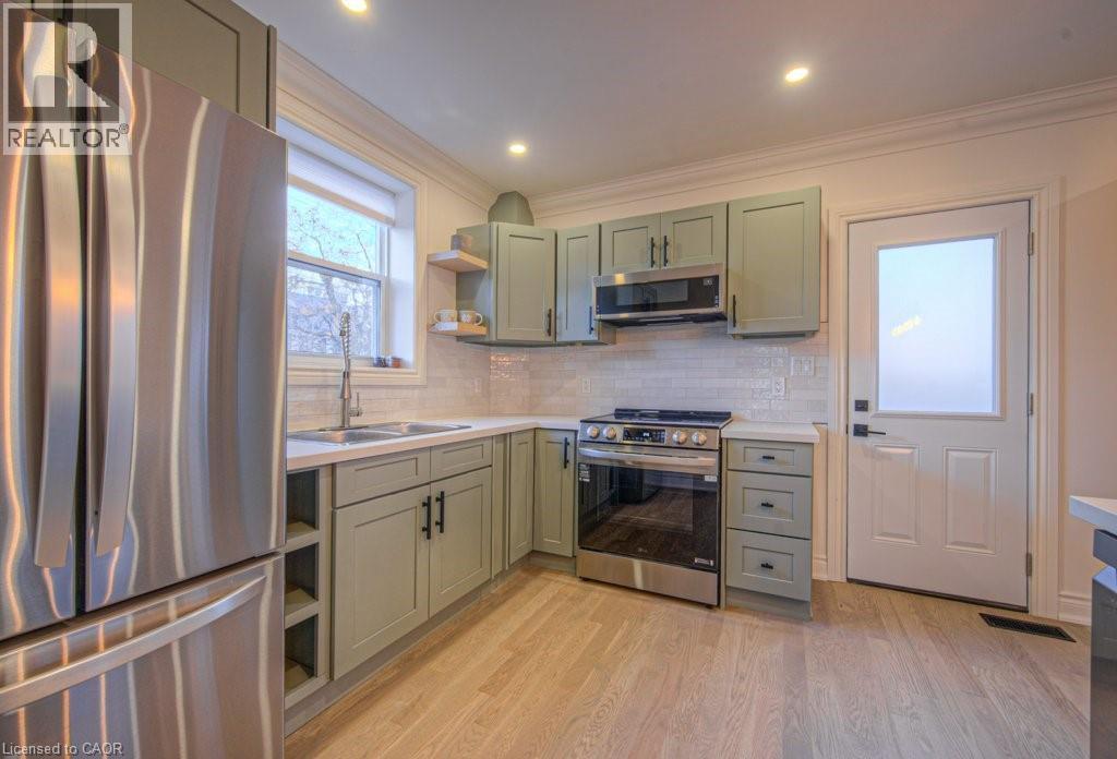 












30 DUNBAR Road S

,
Waterloo,




Ontario
N2L2E3

