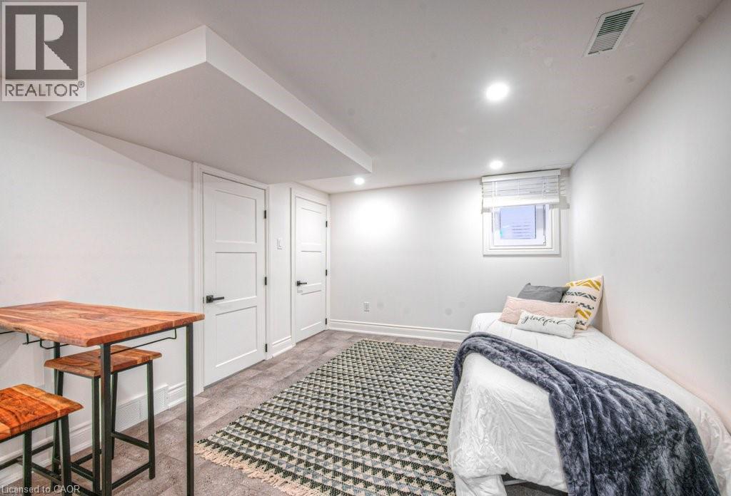 












30 DUNBAR Road S

,
Waterloo,




Ontario
N2L2E3

