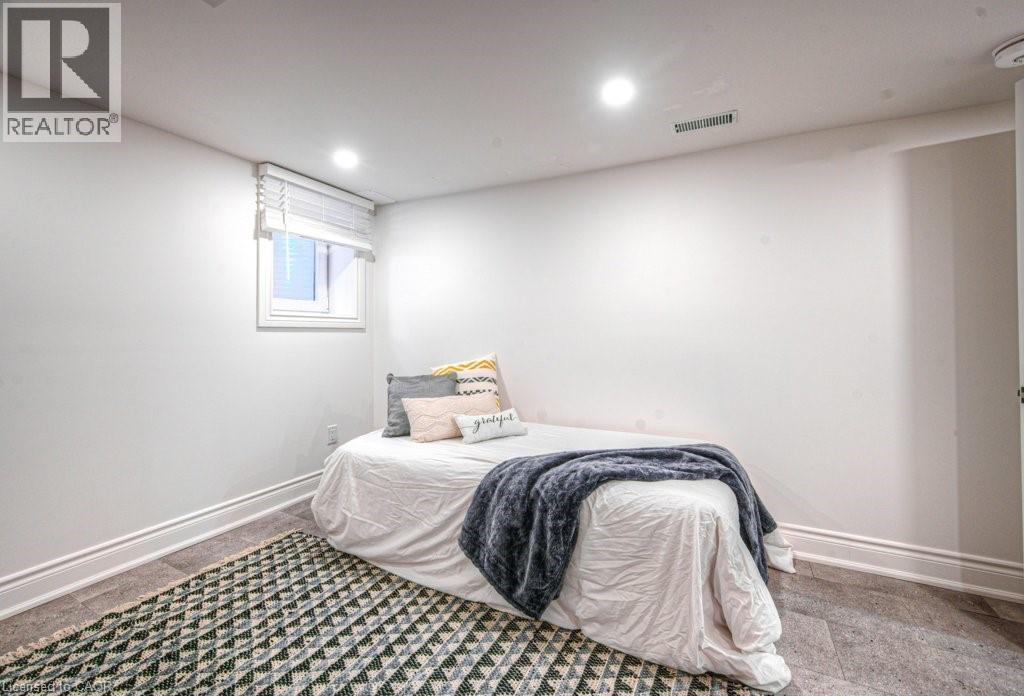 












30 DUNBAR Road S

,
Waterloo,




Ontario
N2L2E3

