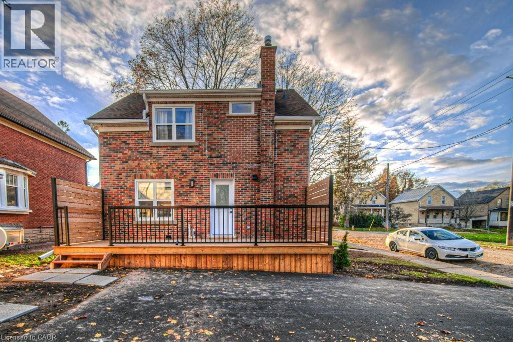 












30 DUNBAR Road S

,
Waterloo,




Ontario
N2L2E3

