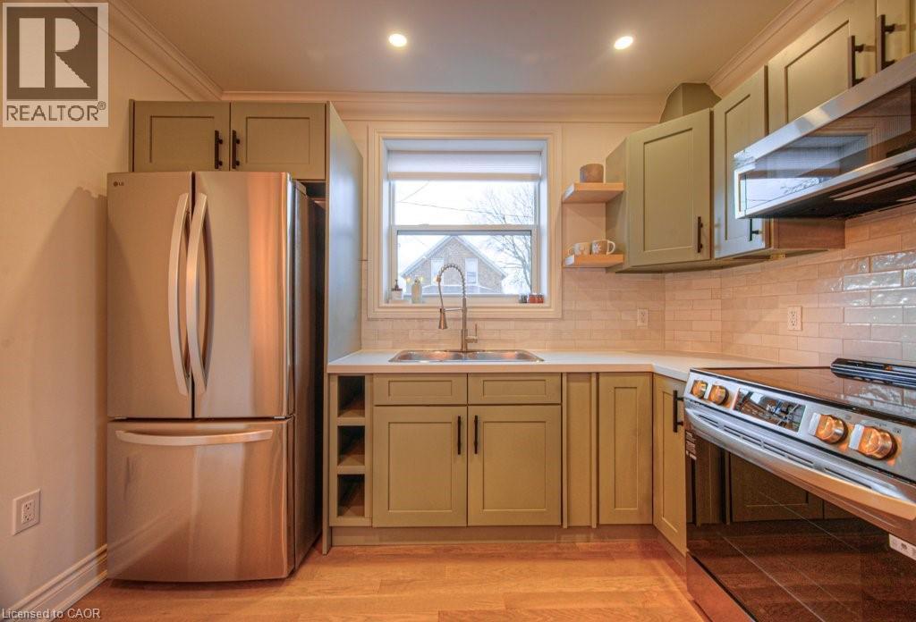 












30 DUNBAR Road S

,
Waterloo,




Ontario
N2L2E3

