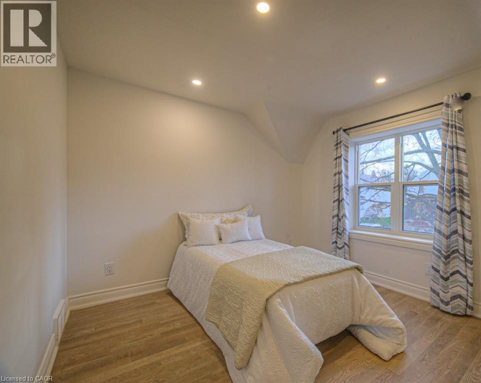 












30 DUNBAR Road S

,
Waterloo,




Ontario
N2L2E3

