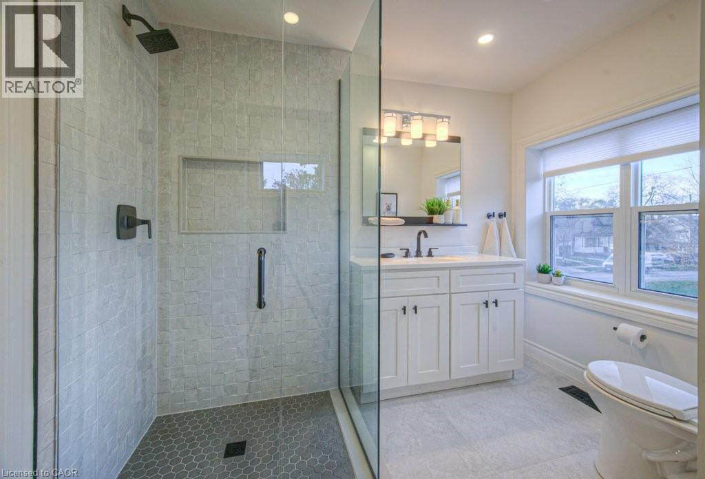 












30 DUNBAR Road S

,
Waterloo,




Ontario
N2L2E3

