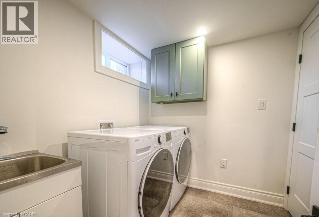 












30 DUNBAR Road S

,
Waterloo,




Ontario
N2L2E3

