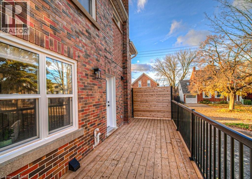 












30 DUNBAR Road S

,
Waterloo,




Ontario
N2L2E3


