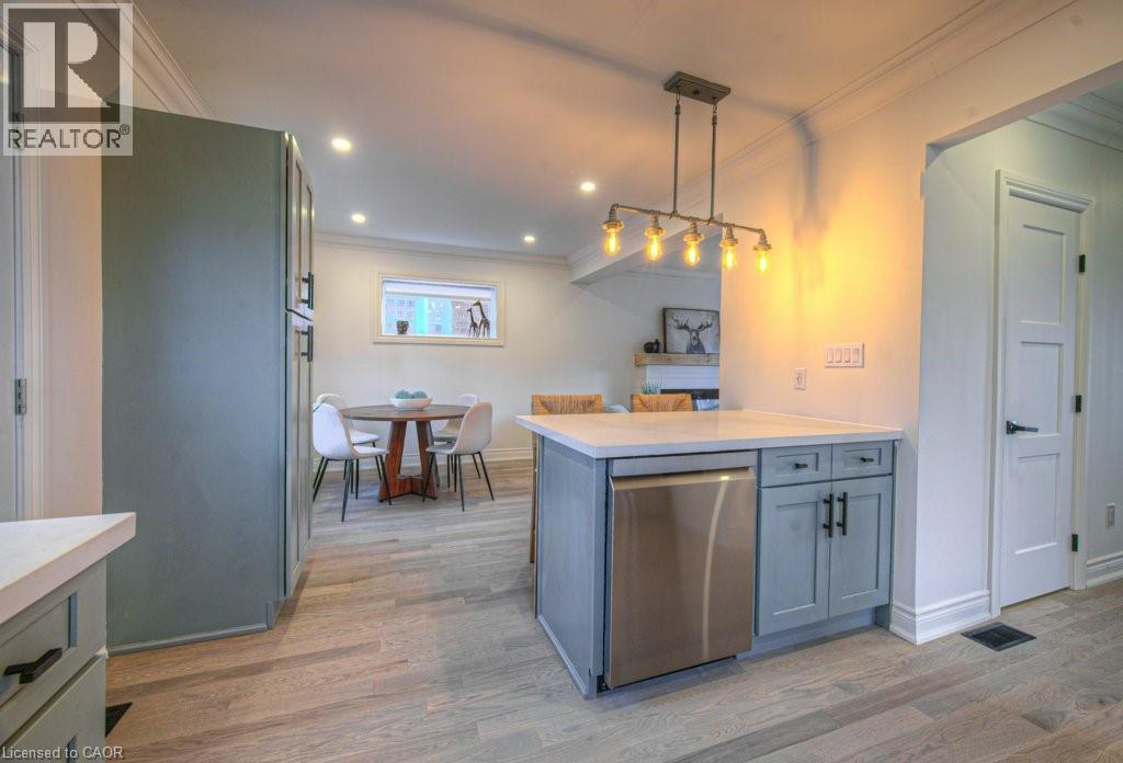 












30 DUNBAR Road S

,
Waterloo,




Ontario
N2L2E3

