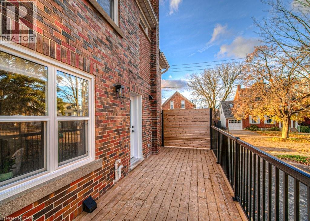 












30 DUNBAR Road S

,
Waterloo,




Ontario
N2L2E3

