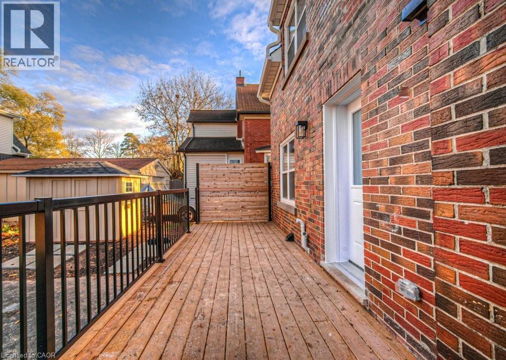 












30 DUNBAR Road S

,
Waterloo,




Ontario
N2L2E3

