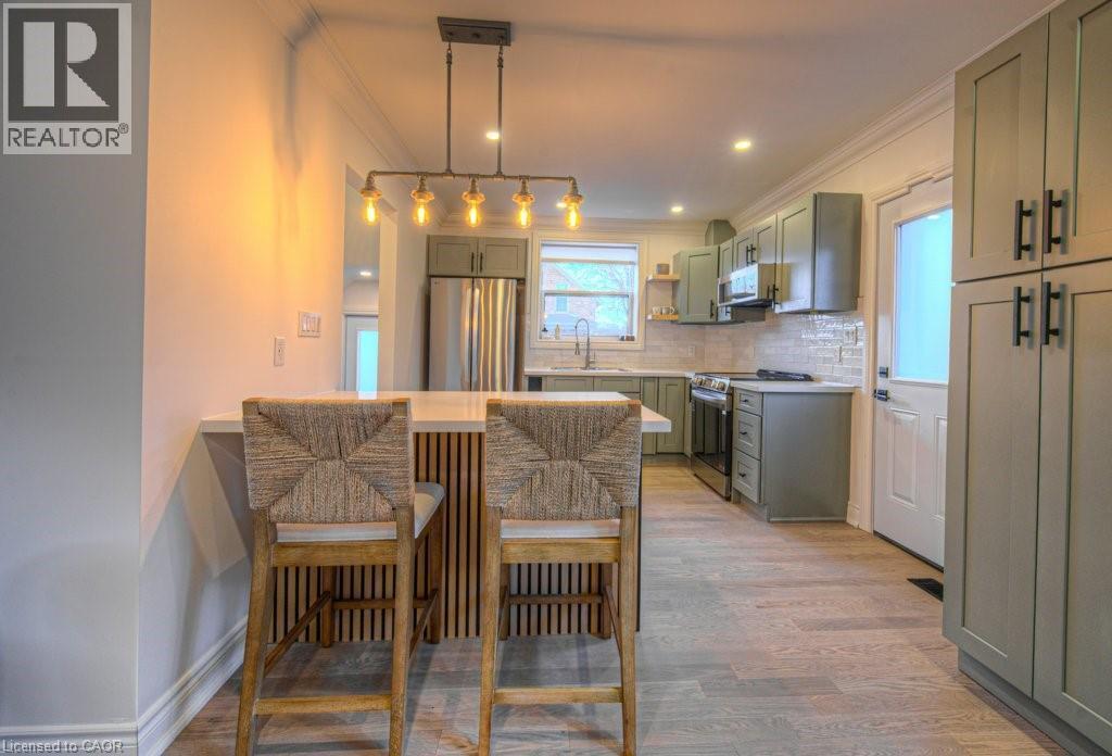 












30 DUNBAR Road S

,
Waterloo,




Ontario
N2L2E3

