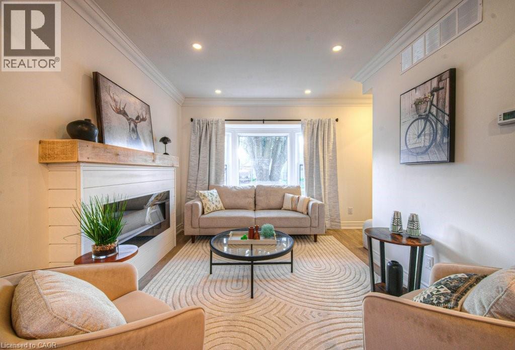 












30 DUNBAR Road S

,
Waterloo,




Ontario
N2L2E3

