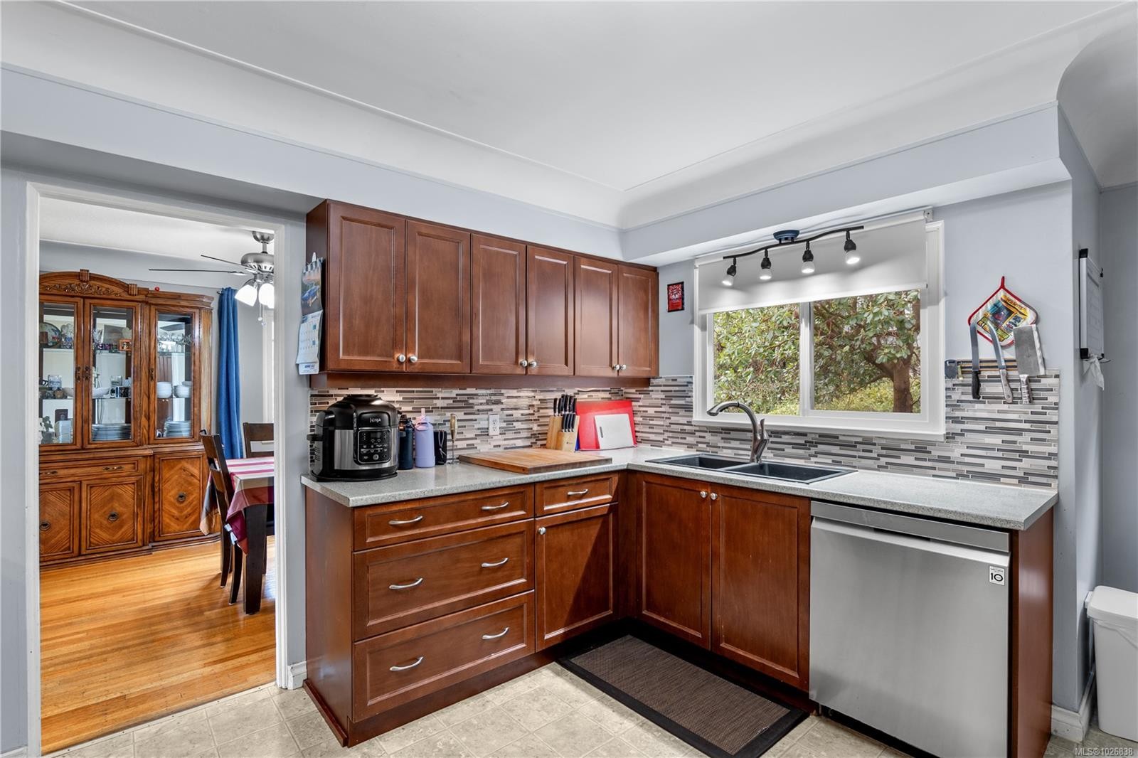 









3560


Cedar Hill

Rd,
Saanich,




BC
V8P 3Z1

